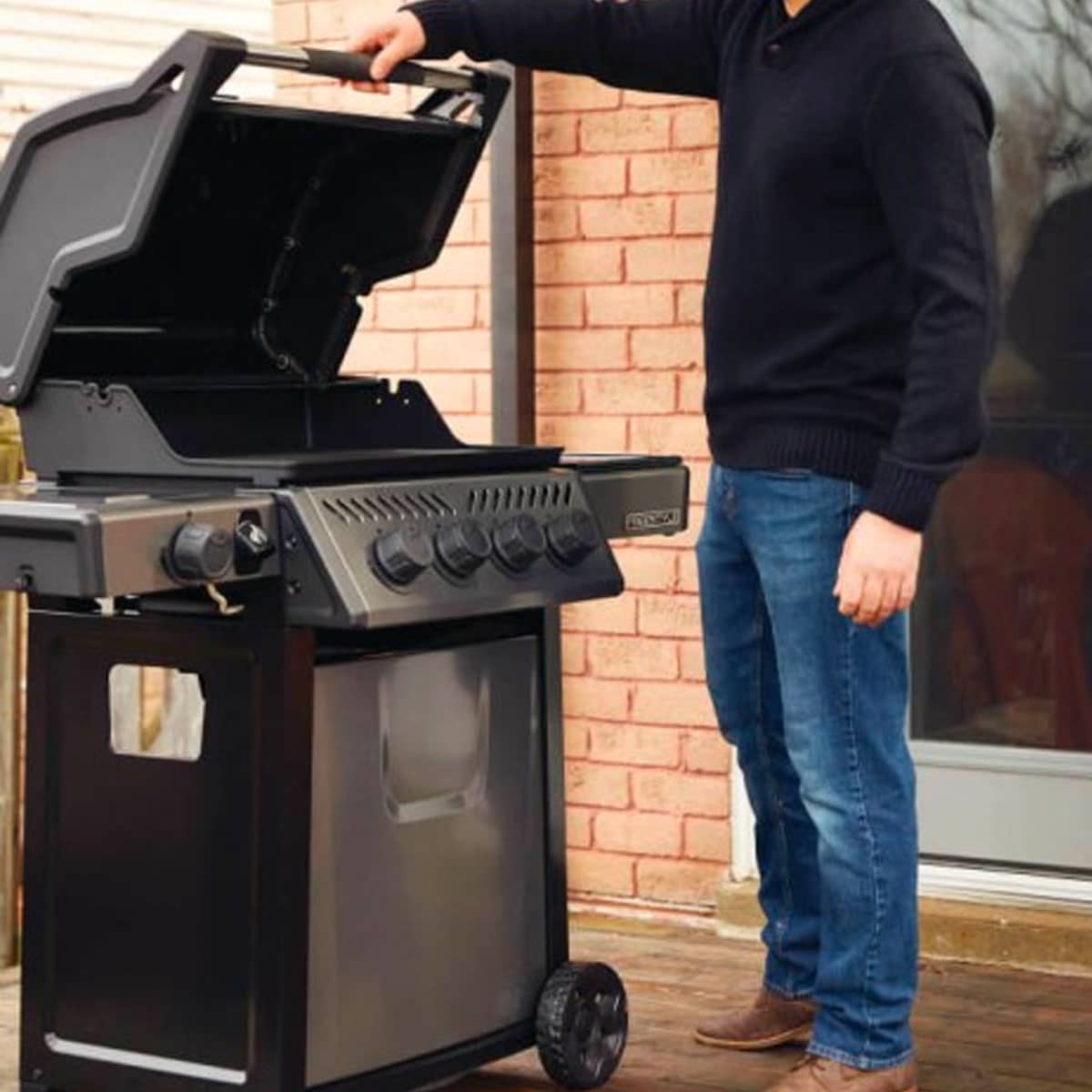 Napoleon Freestyle 425 BBQ Grill with Range Side Burner F425SBPGT-RC